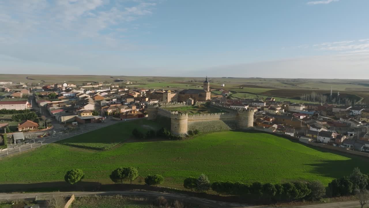 el castillo de la ciudad de grajal de campos en la atmósfera medieval española