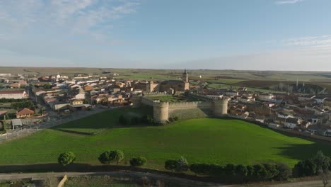 Castillo-De-La-Ciudad-De-Grajal-De-Campos-En-Una-Atmósfera-Medieval-Española-Panorámica-Aérea-Con-Drones