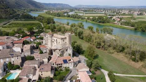 círculo de aviones no tripulados alrededor de un castillo en un antiguo pueblo en ardèche, francia