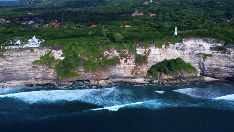 Asombrosos-Acantilados-De-Uluwatu-En-Bali,-Indonesia---Toma-Aérea