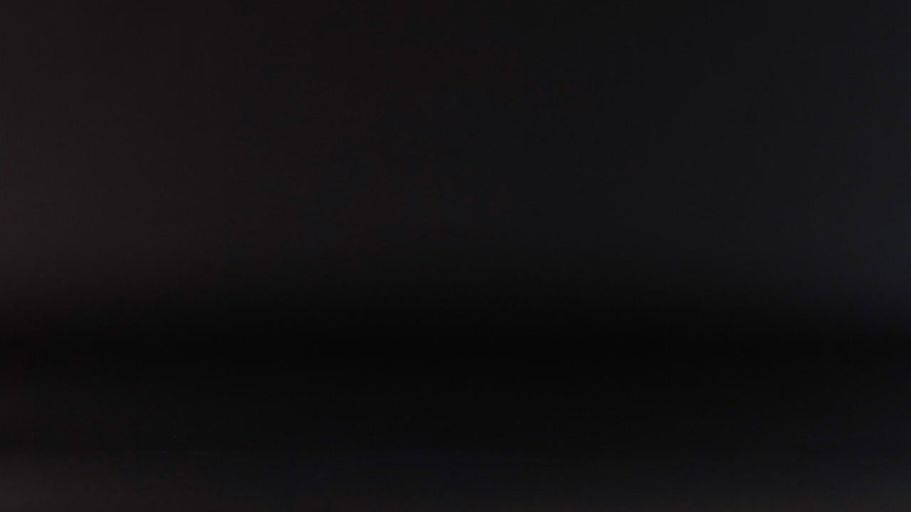 una pelota rosa rebota en un bucle