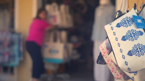 una toma de primer plano que muestra el comienzo lento y relajado del día de los dueños de tiendas de antigüedades en grecia