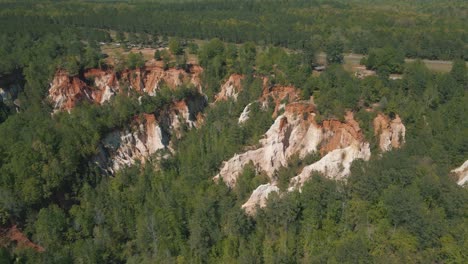 Epische-Drohnenaufnahmen-Einer-Riesigen-Schlucht-An-Einem-Wunderschönen-Sonnigen-Tag