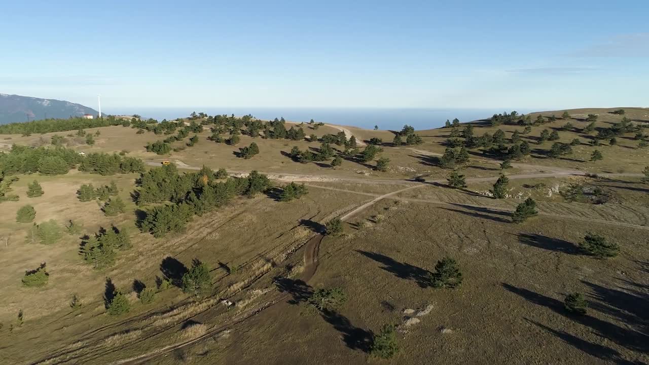 vista aérea de un paisaje montañoso con caminos y bosques