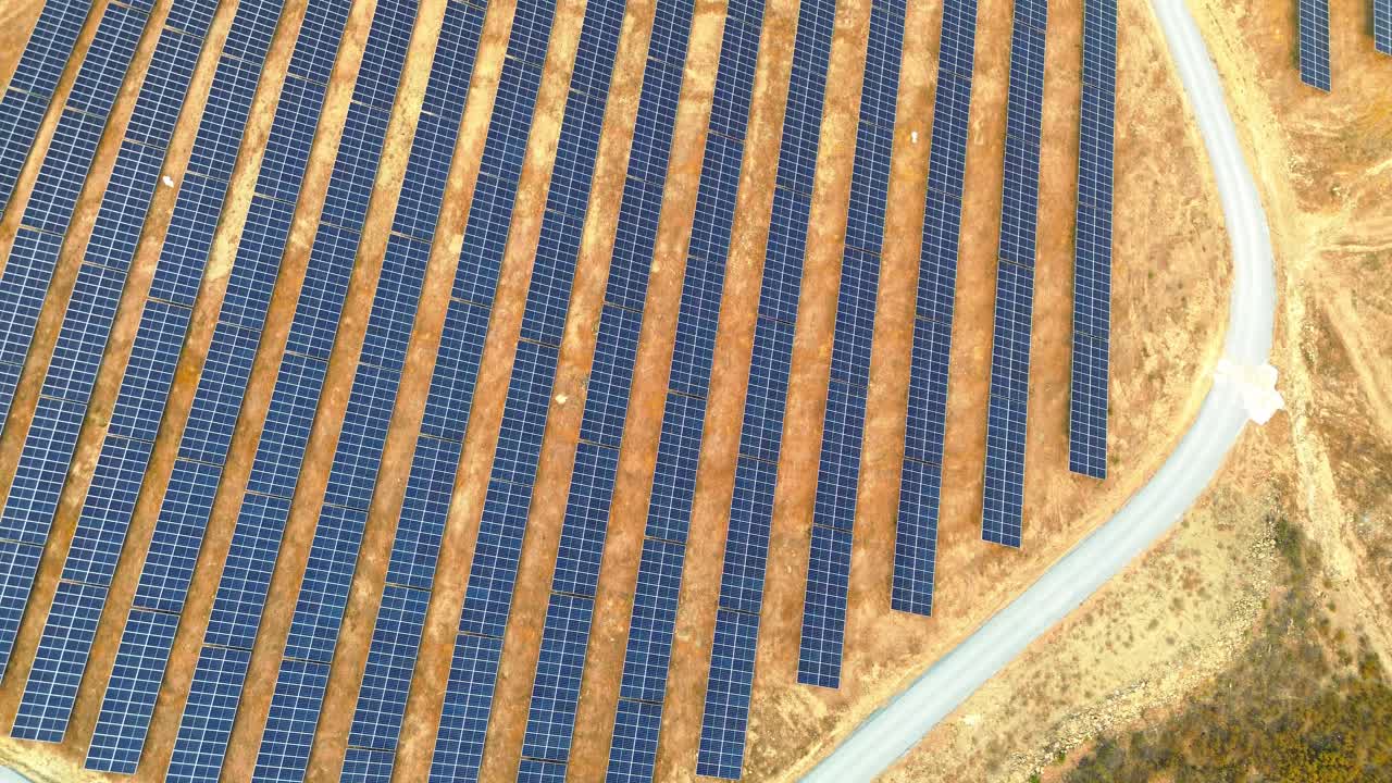 vista aerea di una fattoria solare su terra ferma, portogallo, 4k