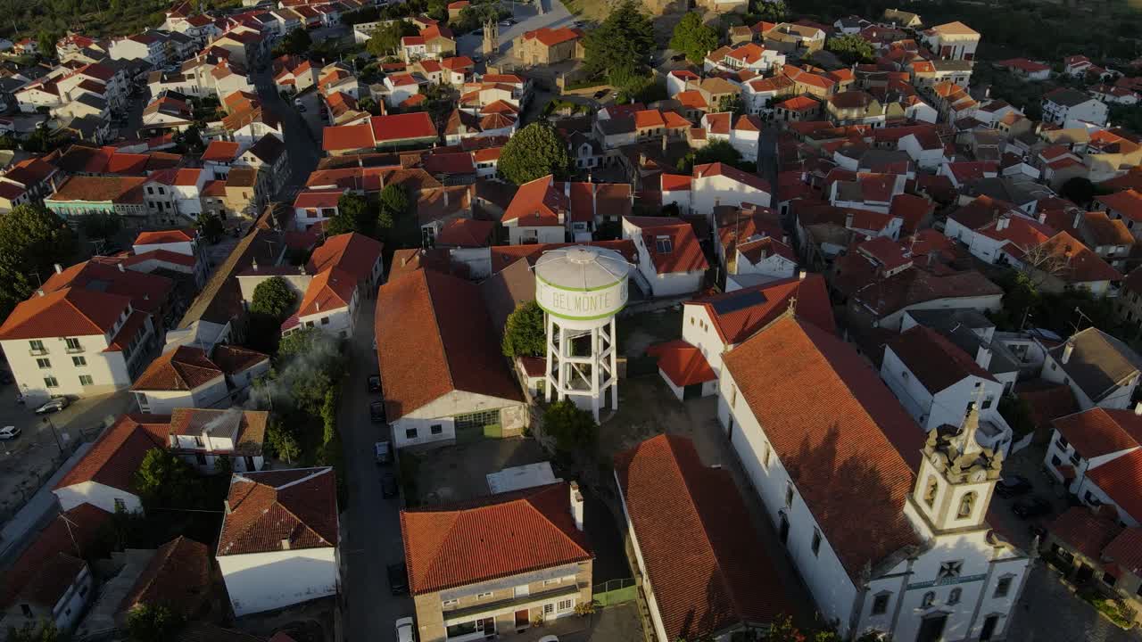 En drone cirkler om det gamle bydels vandtårn i Belmont, Portugal.