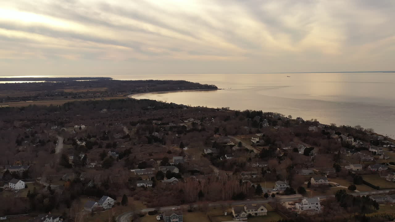 una vista aérea sobre el extremo este de orient point, long island durante la puesta de sol