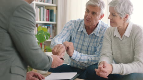 Älteres-Paar-Unterschreibt-Sachversicherungsvertrag