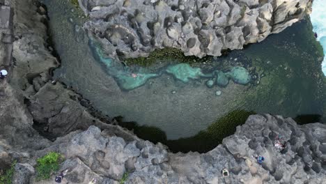 un turista caucásico se sumerge en las aguas cristalinas de la laguna turquesa