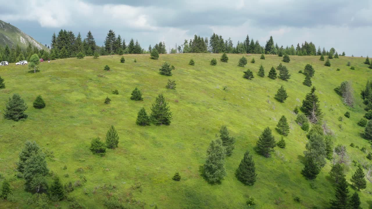 vista aérea de colinas verdes y arboledas en el campo de serbia
