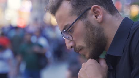 un adolescente triste y reflexivo.