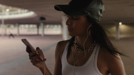 Retrato-Hermosa-Mujer-Joven-Usando-Un-Teléfono-Inteligente-Escuchando-Música-Usando-Auriculares-Disfrutando-De-Un-Estilo-De-Vida-Urbano-Relajado-Usando-Moda-Moderna