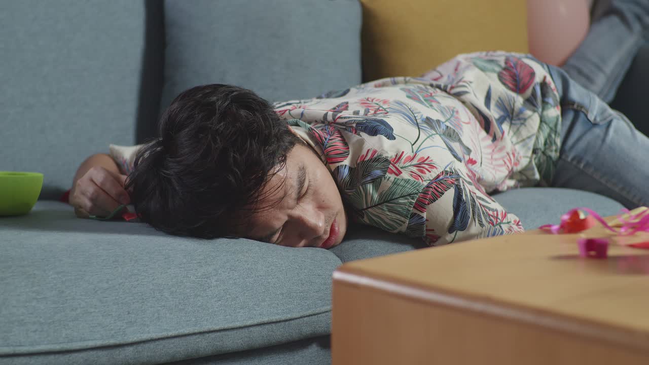 파티 후 소파에서 자고 있는 남자