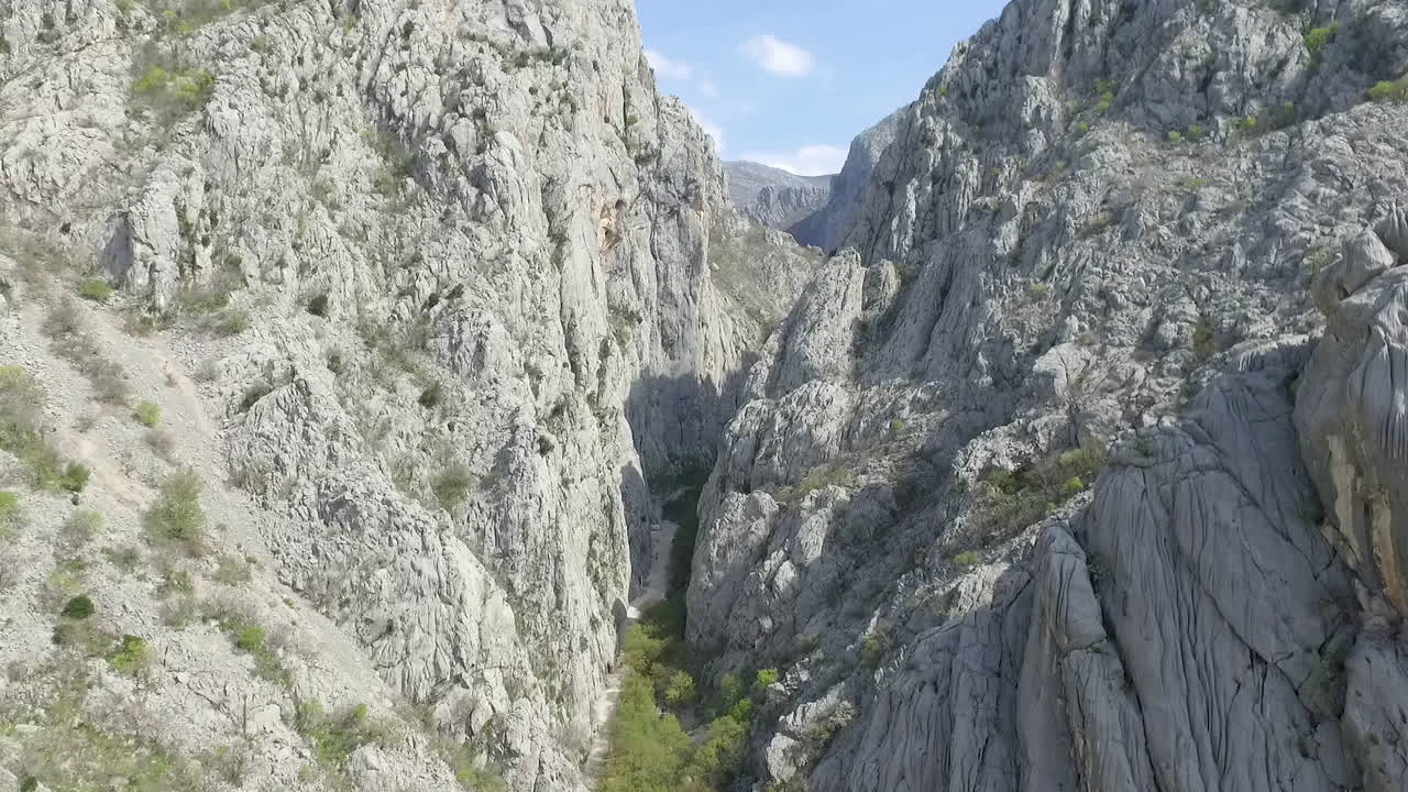 vista panorámica aérea de las pintorescas montañas samarske stijene en mrkopalj, croacia