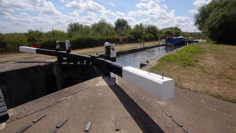 toma amplia de la esclusa de aston en el canal de trent y mersey con un bote estrecho que sale de la esclusa