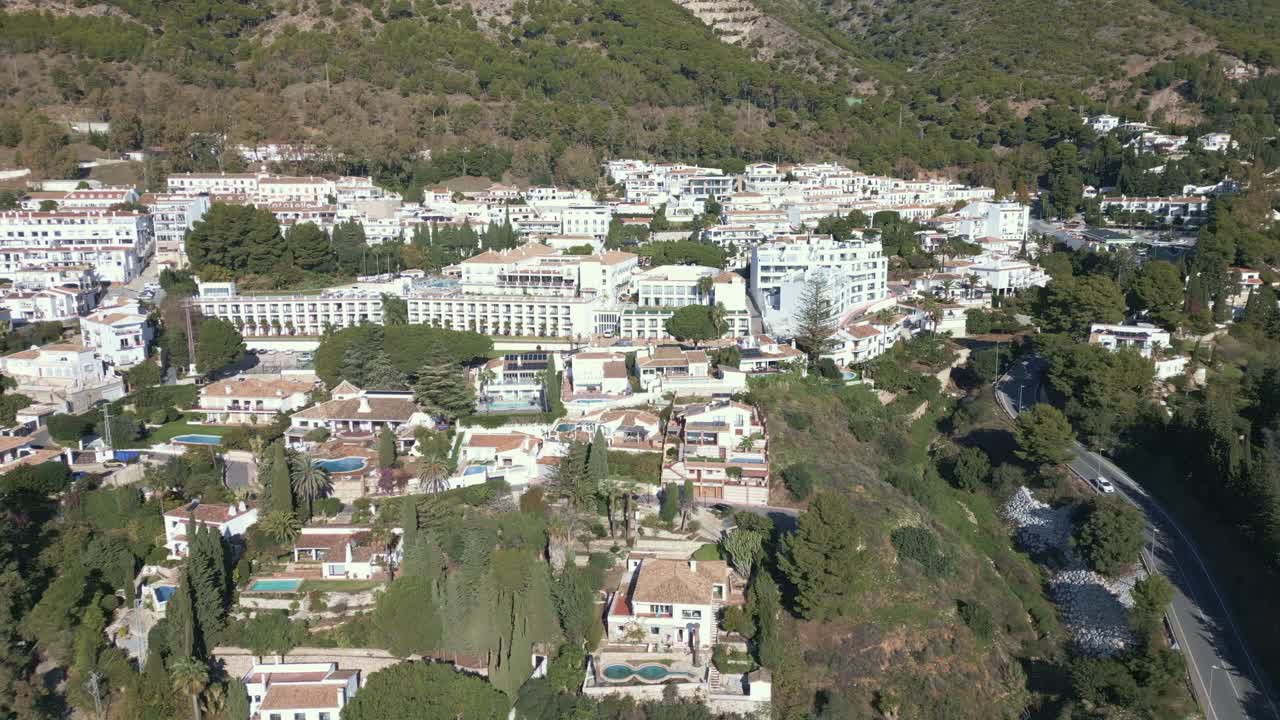 Ampia veduta aerea di Mijas Pueblo, Malaga, Spagna, che mostra case imbiancate a calce sul fianco della collina e tetti in terracotta