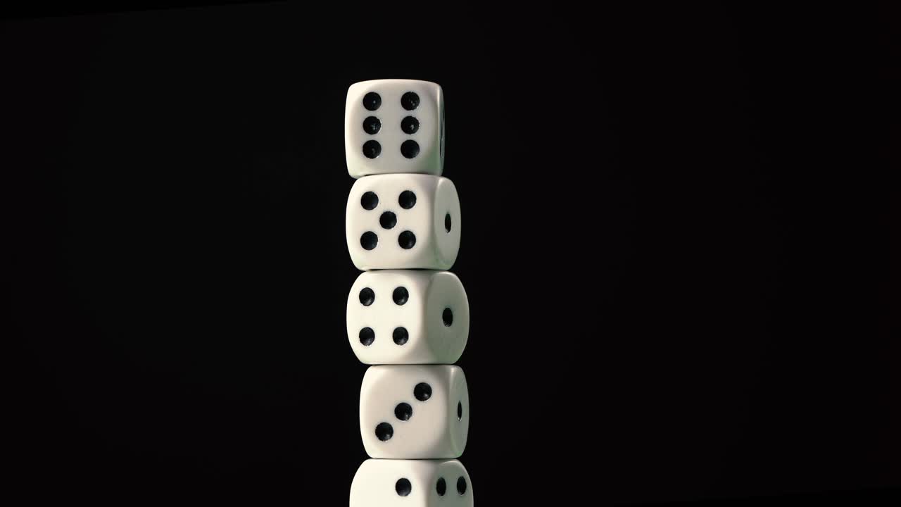 todavía no se mueve el tiro de la torre hecha de dados