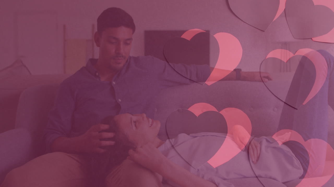 가정에서 소파에서 이야기하는 행복한 다양한 커플에 대한 마음의 애니메이션