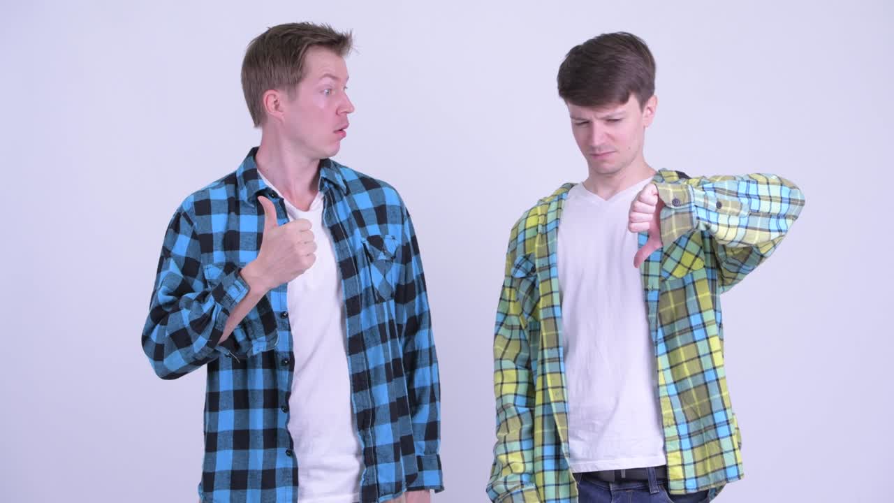 두 젊은이가 함께 다른 결정을 내리고 있습니다.