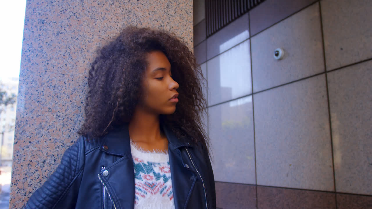 Mannequin femme posant pour une séance photo en ville 4k
