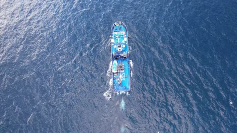 Barco-Pesquero-Atunero-Navegando-En-Las-Azores,-Pesca-Con-Caña-Y-Caña.