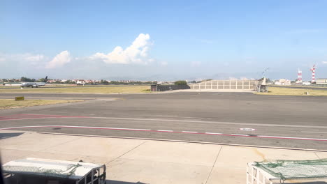 Pista-Del-Aeropuerto-Con-Cielos-Despejados-Y-Montañas-Distantes.