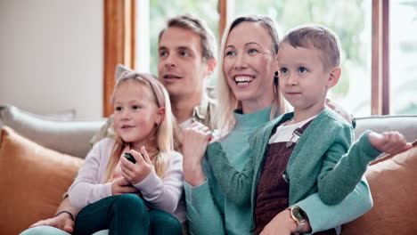 feliz, sonriente y familia viendo una película en un sofá