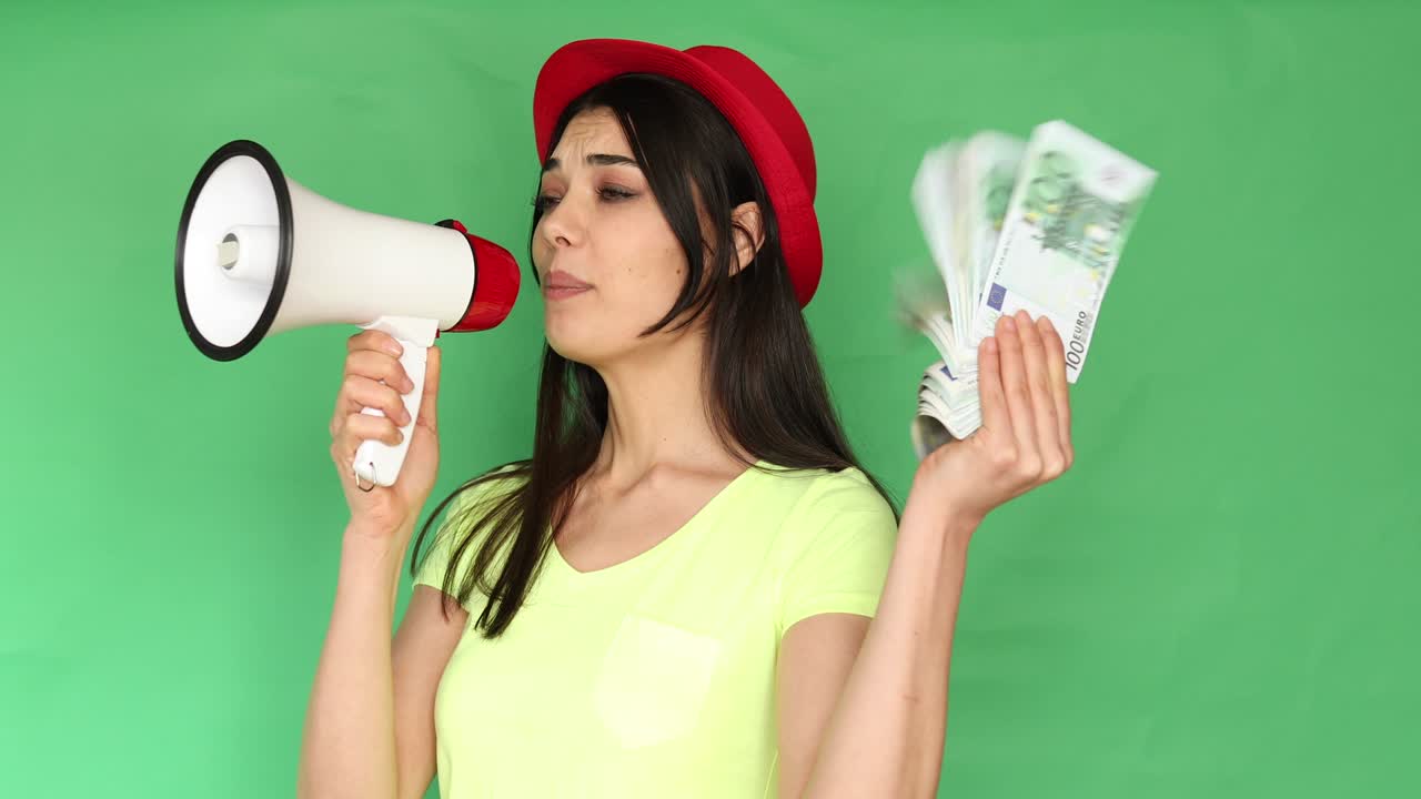 승자 들 에게 메가폰 으로 소리 지르는 여자