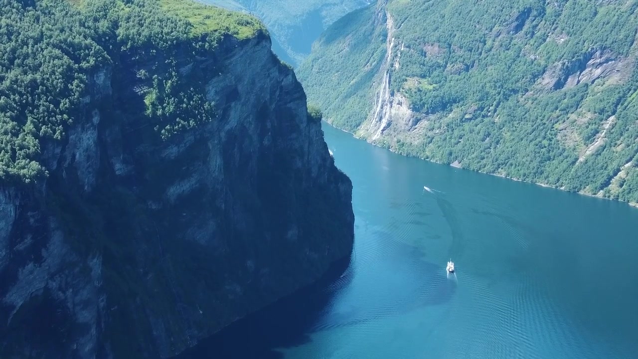 Majestätische Landschaft des Geirangerfjords, Luftbild mit Drohne