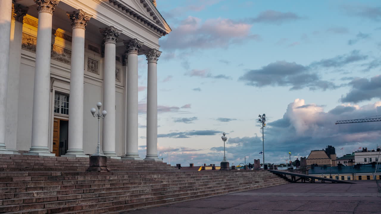 таймлапс 4k на стороне хельсинкского собора в столице финляндии, хельсинки, осенним вечером в октябре