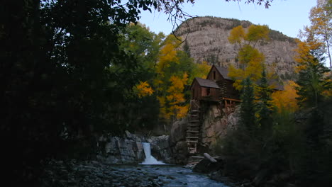 Colorado-Crystal-Mill,-Historisches-Wahrzeichen,-Wasserfall,-Crystal-River,-Marmor,-Sonnenuntergang,-Herbst,-Luftaufnahme,-Drohne,-Filmisch,-Goldene-Stunde,-Carbondale,-Telluride,-Aspen,-Pitkin,-Gunnison-County,-Langsame-Aufwärtsbewegung