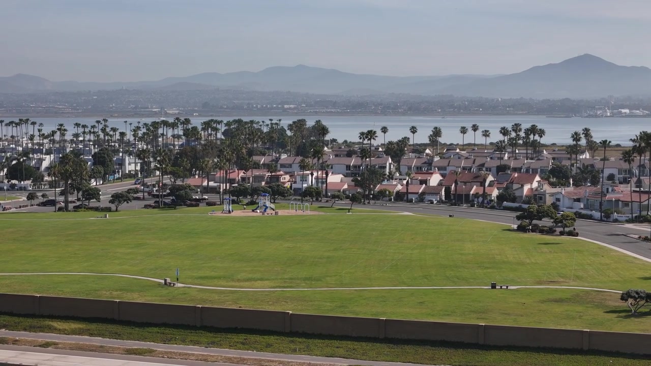 Droneoptagelse af Coronado Cays og San Diego-bugten, huse og landskab, Californien, USA.