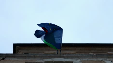 Banderas-Italianas-Y-Europeas-Ondeando-En-El-Viento---Imágenes-De-Cerca