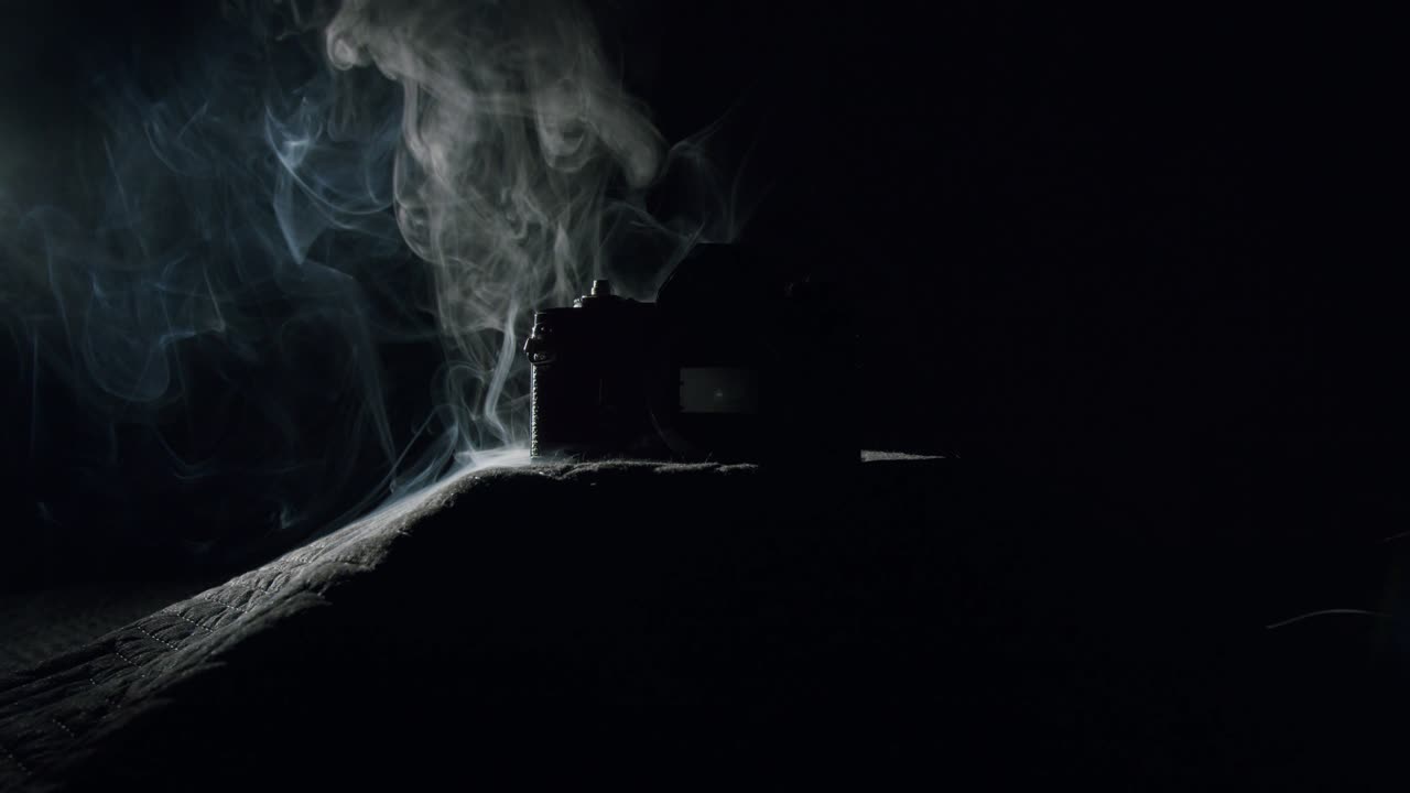 렌즈가 없는 빈티지 리플렉스 카메라의 흰 연기 - 02