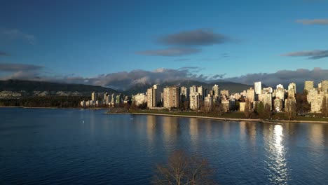 Panorámica-Aérea-De-La-Playa-Sunset-En-Vancouver-Durante-La-Colorida-Hora-Dorada.