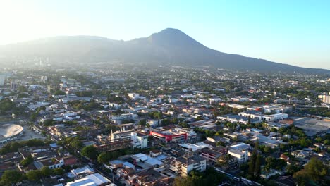 Drohnen-Hyperlapse-Oder-Zeitraffer,-Der-über-Die-Hauptstadt-San-Salvador-Fliegt