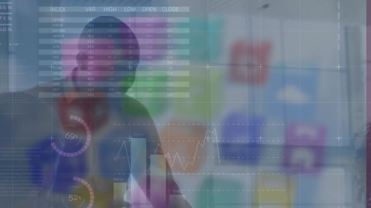 animación de enorme texto de venta y icono de gamepad con procesamiento de datos sobre diversas personas de negocios