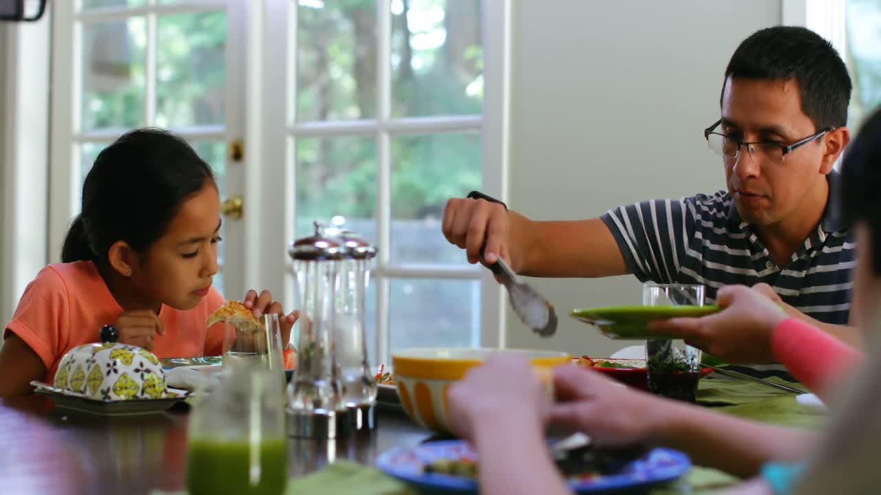 식탁 4k 에서 아침 식사를 하는 가족 구성원 들