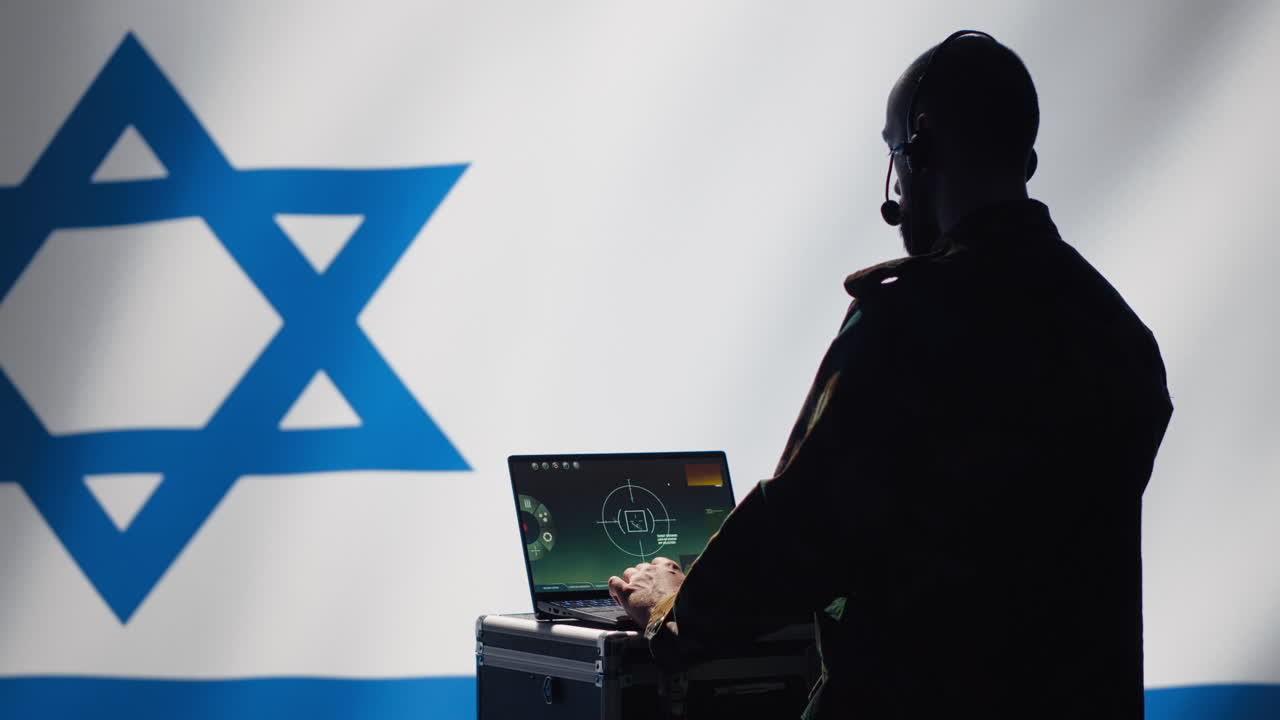 Soldato dell'esercito israeliano (IDF) che rileva razzi in avvicinamento ai confini e attiva i sistemi di difesa.
