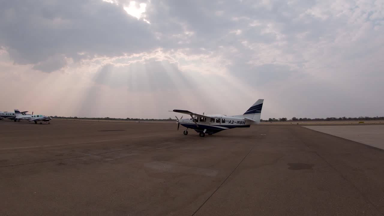 가 ⁇ 운 항공기가 남아프리카 공화국의 공항에서 이륙하기 위해 엔진을 시작합니다.