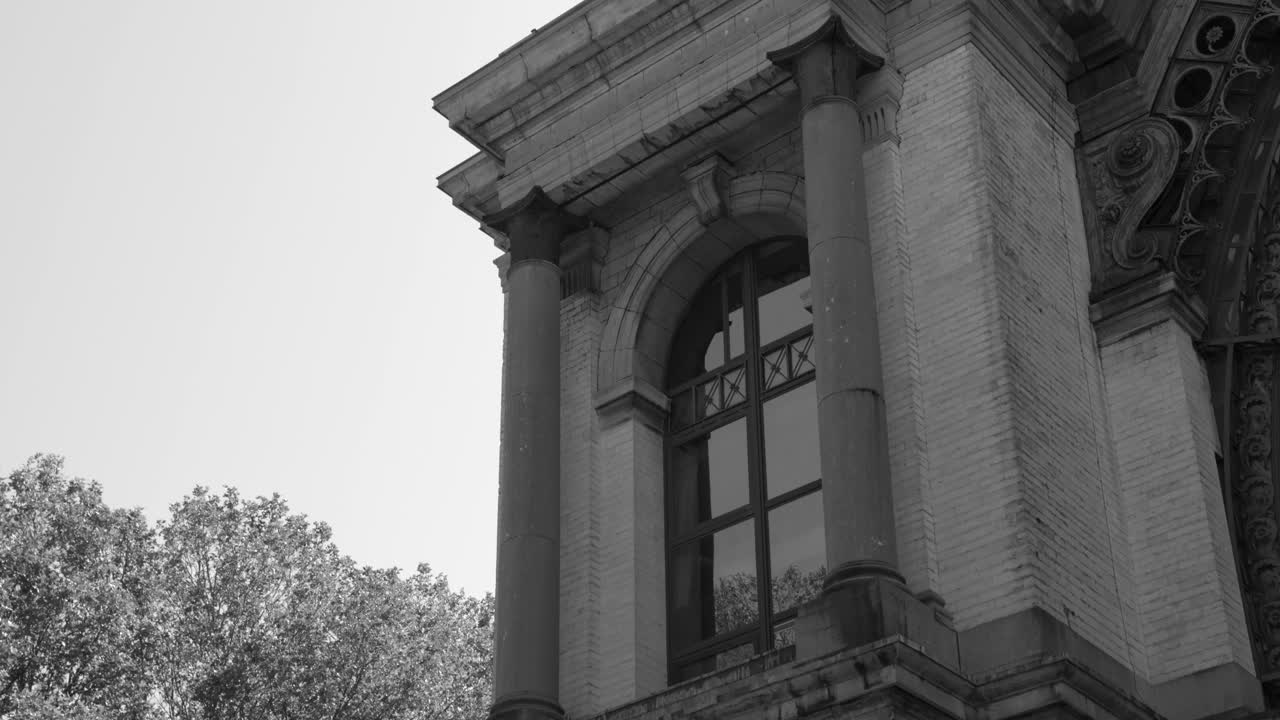 벨기에 브 ⁇ 셀의 parc du cinquantenaire에 있는 왕립 군대 및 군사 역사 박물관의 외관 - 검은색과  ⁇ 색