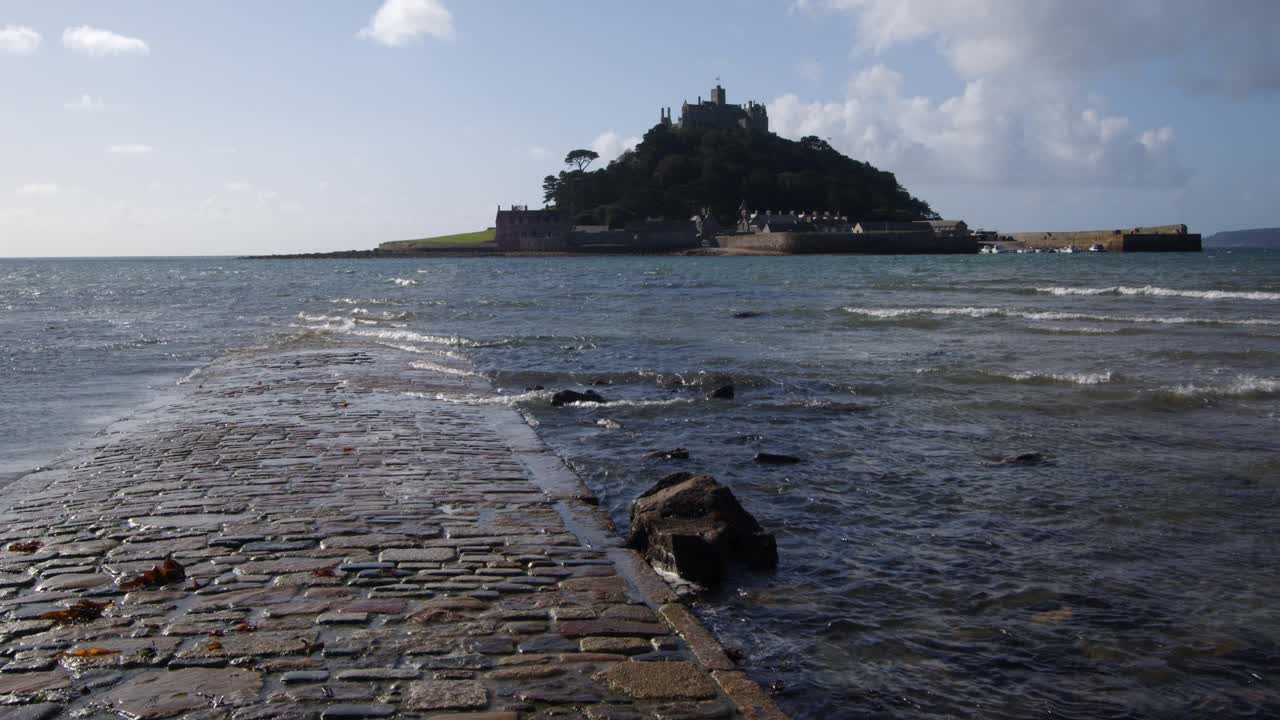 Ampia inquadratura della bassa marea che rivela la strada rialzata con il Monte Saint Michael sullo sfondo.