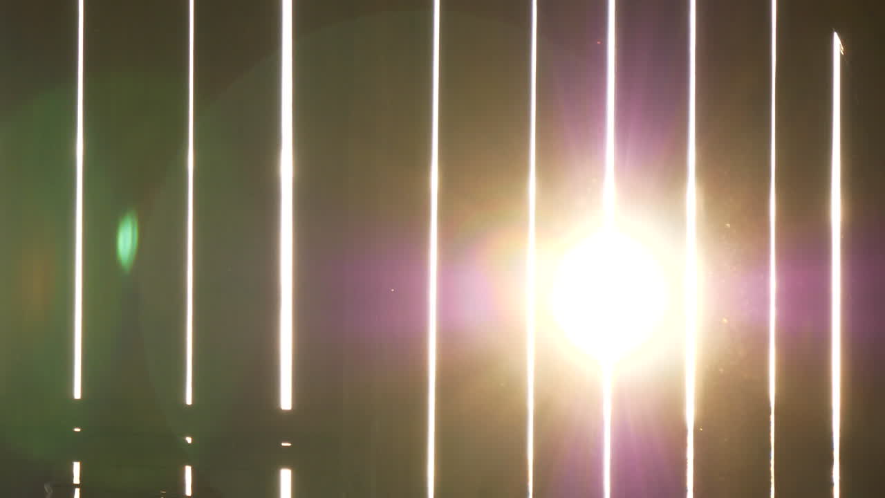 el sol de la mañana se abre paso a través de la polvorienta puerta del granero, toma panorámica