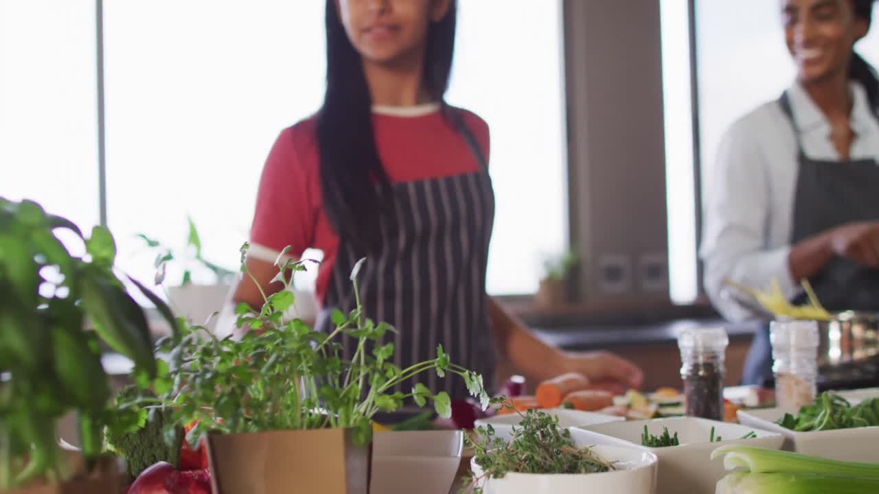 video de felices amigas diversas preparando la comida