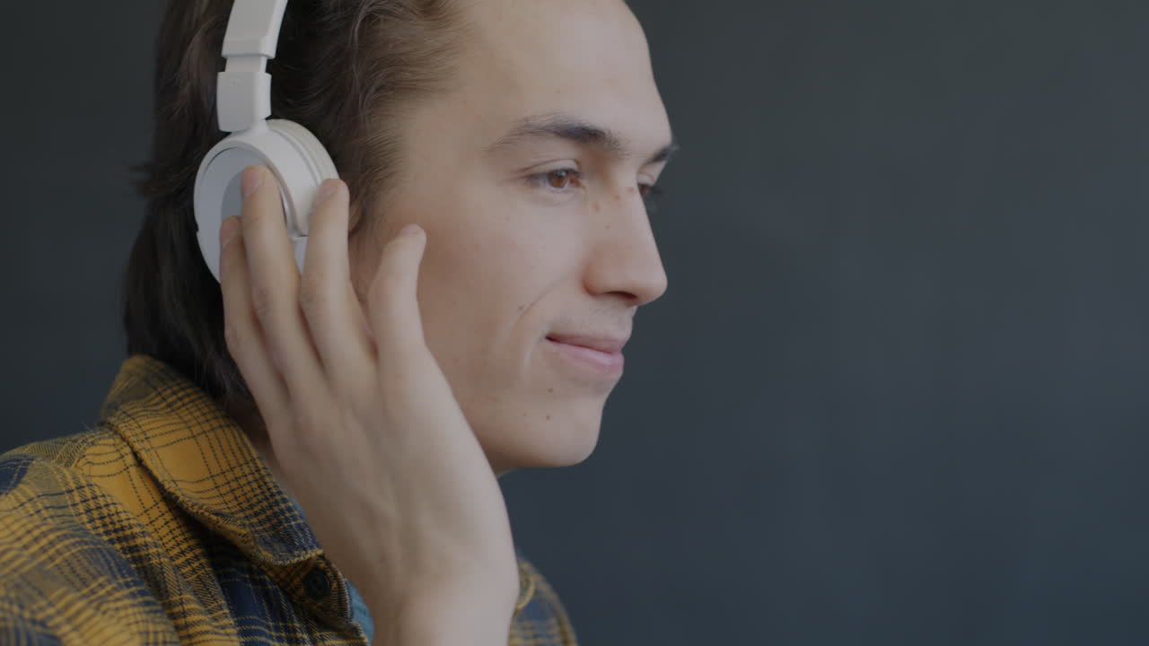 joven con auriculares