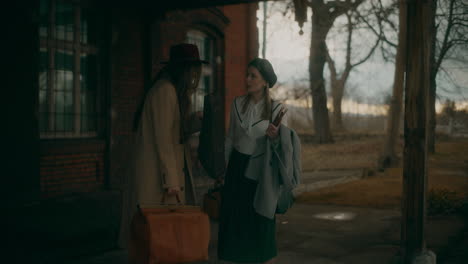 dos mujeres hablando en la estación de tren