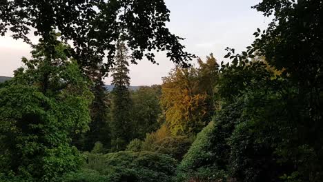 在德國海德堡的日落時,從左向右旋轉,看到山景