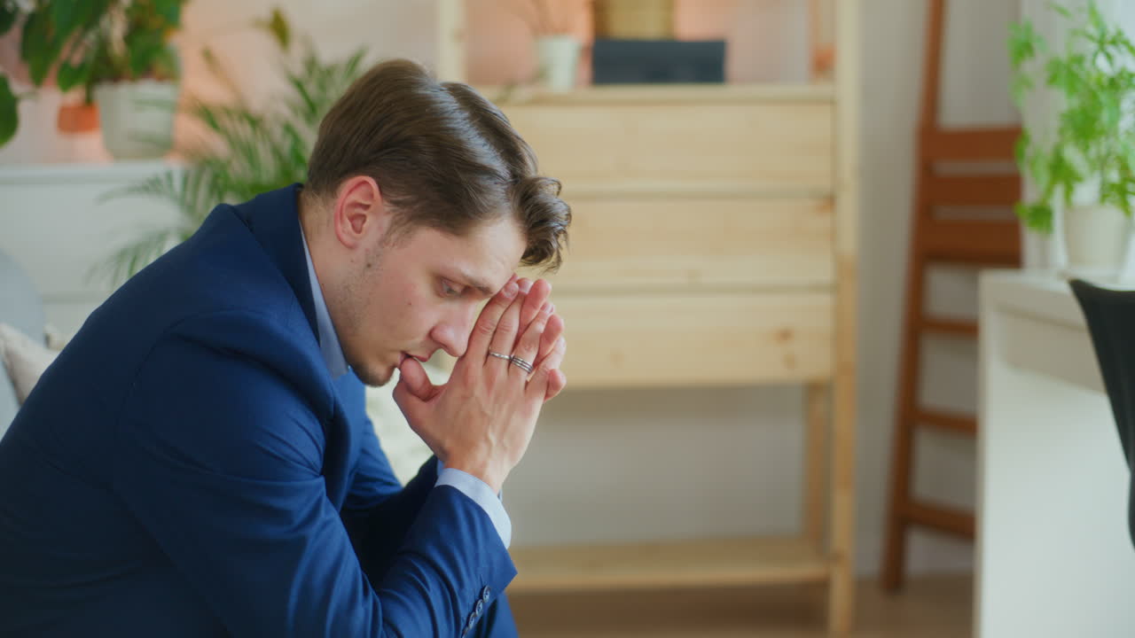 사업 실패 후 슬픈 사업가