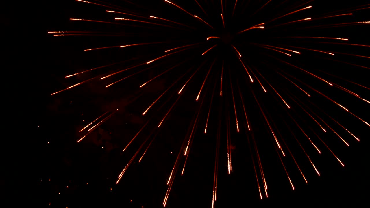 los fuegos artificiales en el cielo nocturno