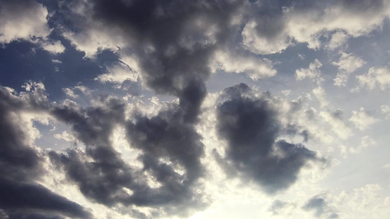 어두운 적운 구름이 있는 스카이스케이프